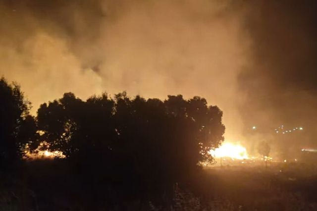 Οριοθετήθηκε η φωτιά στην Κερατέα – Ισχυρές δυνάμεις στο σημείο