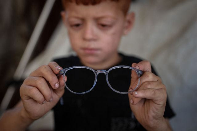 Επτάχρονο αγοράκι από την Παλαιστίνη κλαίει απαρηγόρητα για τα σπασμένα γυαλιά του