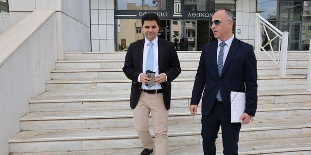 Ο δημοσιογράφος Θανάσης Κουκάκης με τον δικηγόρο Ζαχαρία Κεσσέ