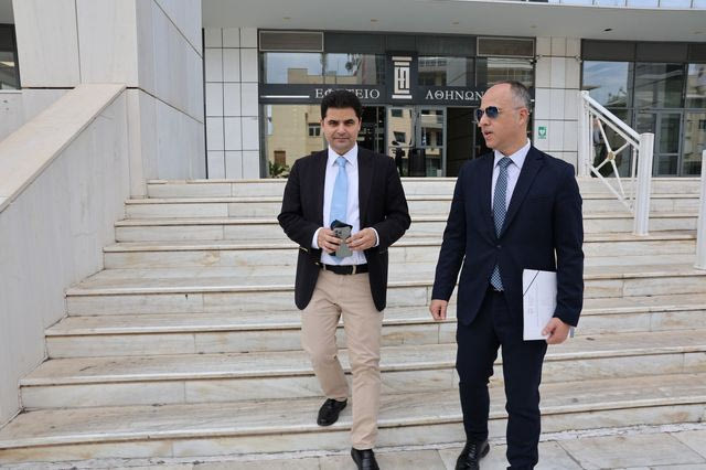 Ο δημοσιογράφος Θανάσης Κουκάκης με τον δικηγόρο Ζαχαρία Κεσσέ