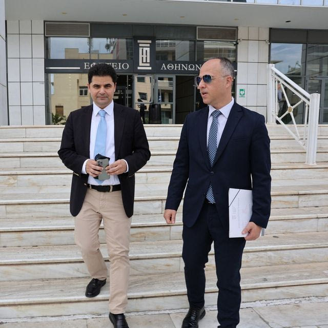Ο δημοσιογράφος Θανάσης Κουκάκης με τον δικηγόρο Ζαχαρία Κεσσέ