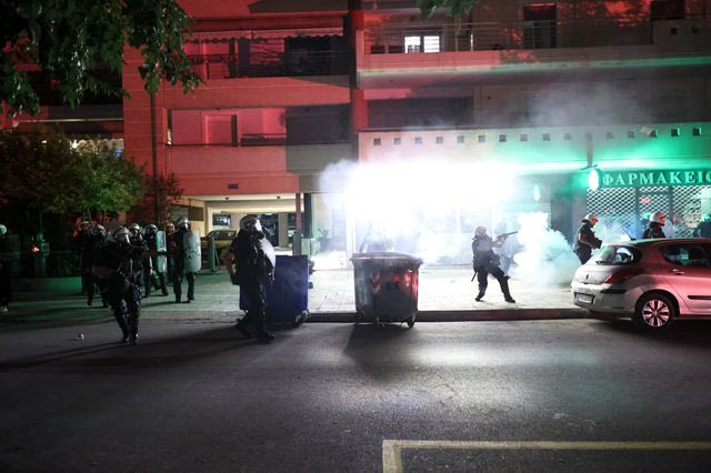 Επεισόδια έξω από το σπίτι των ιδιοκτητών της ΑΕΛ μετά από συλλαλητήριο οπαδών