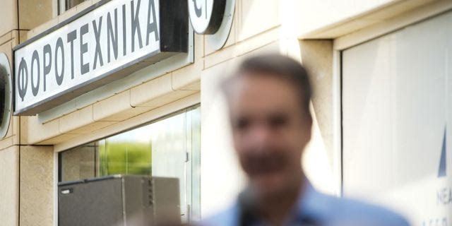 Ο Πρωθυπουργός μπροστά από φοροτεχνικό γραφείο. Στο σωστό σημείο. Εκλογές έρχονται