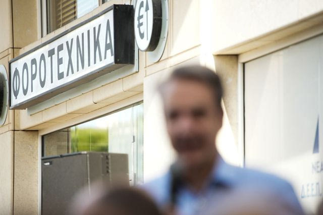 Ο Πρωθυπουργός μπροστά από φοροτεχνικό γραφείο. Στο σωστό σημείο. Εκλογές έρχονται