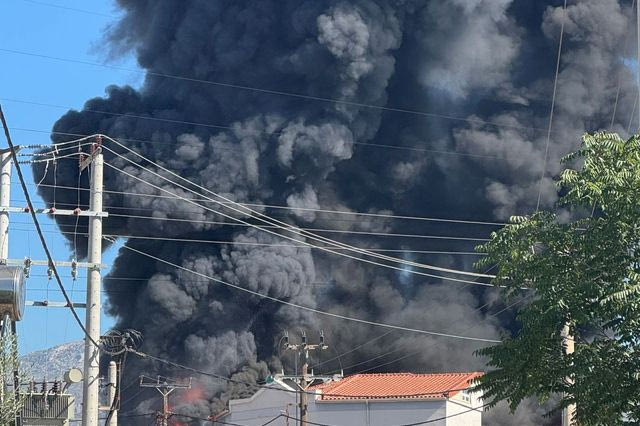 Φωτιά σε κατάστημα με ανταλλακτικά αυτοκινήτων στο Μενίδι