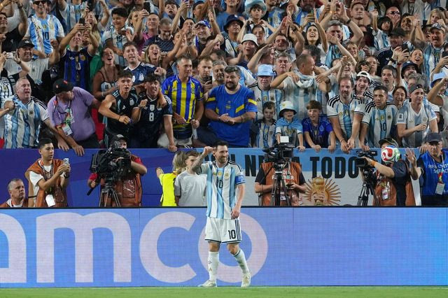 Αργεντινή – Αλγερία 3-0: Ο Μέσι πήρε από το χέρι την Αλμπισελέστε με ιστορικό χατ-τρικ