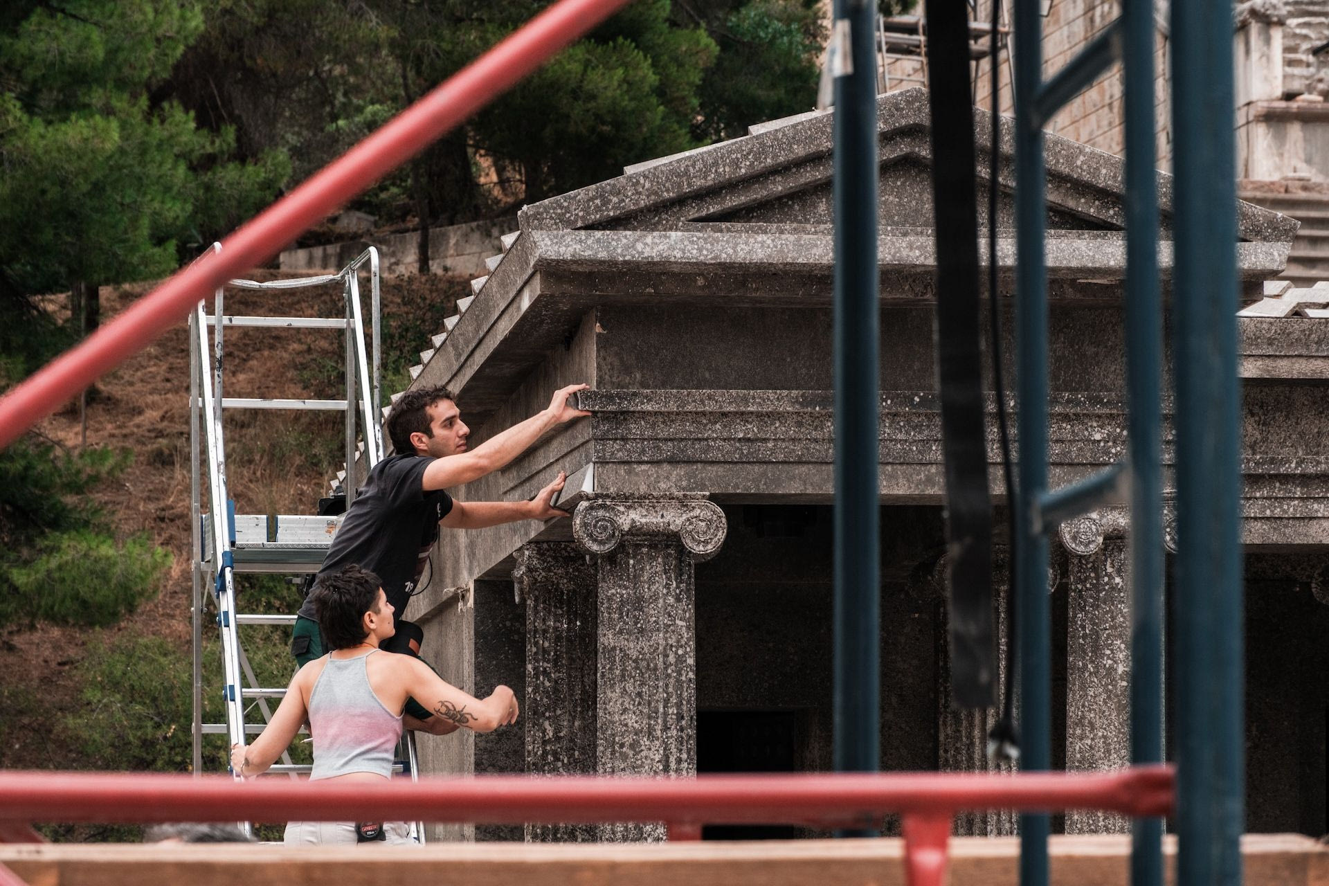 Το στήσιμο του σκηνικού της Μήδειας στην Επίδαυρο
