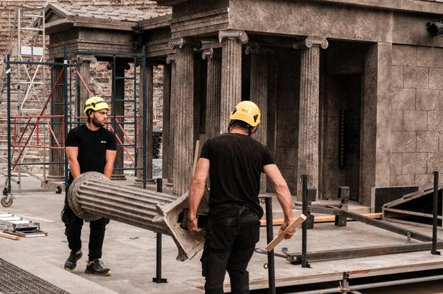 Το στήσιμο του σκηνικού της Μήδειας στην Επίδαυρο