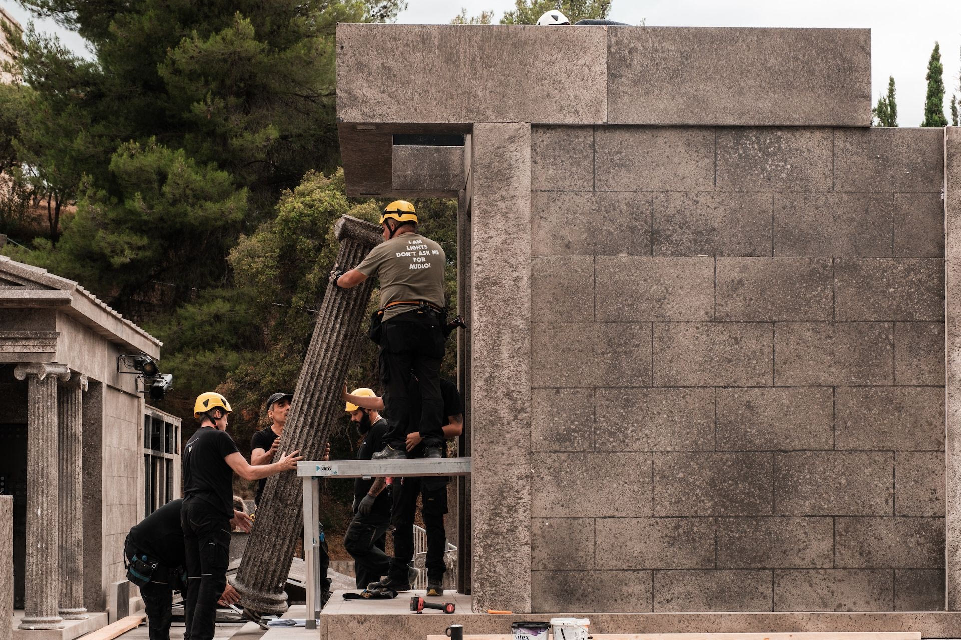 Το στήσιμο του σκηνικού της Μήδειας στην Επίδαυρο