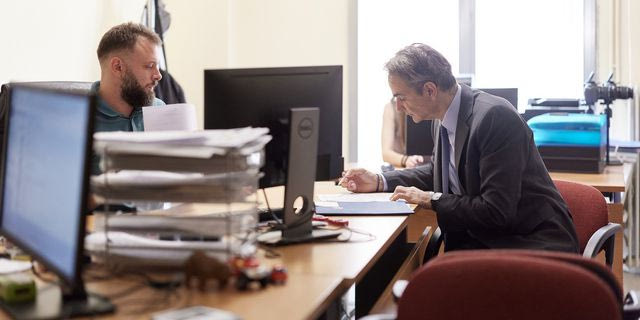 Ο Κυριάκος Μητσοτάκης έβγαλε νέα ταυτότητα στο ΑΤ Συντάγματος