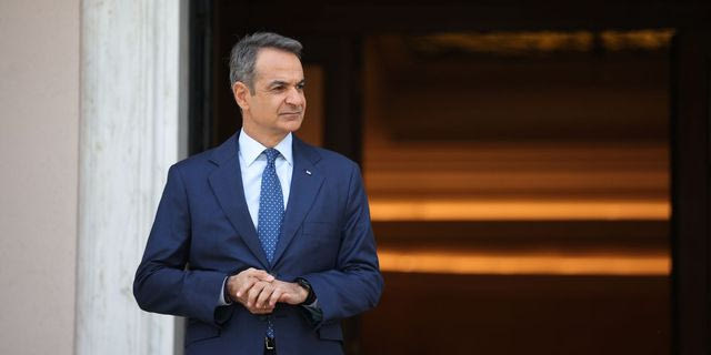 Ο Κυριάκος Μητσοτάκης έξω από το Μέγαρο Μαξίμου