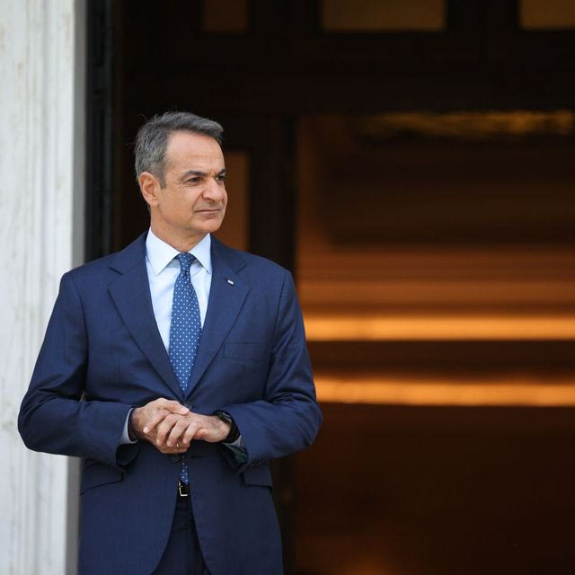 Ο Κυριάκος Μητσοτάκης έξω από το Μέγαρο Μαξίμου