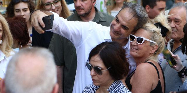 Περιοδεία Μητσοτάκη στη Νέα Σμύρνη – Έπαιξε τάβλι σε καφενείο και έβγαλε selfie