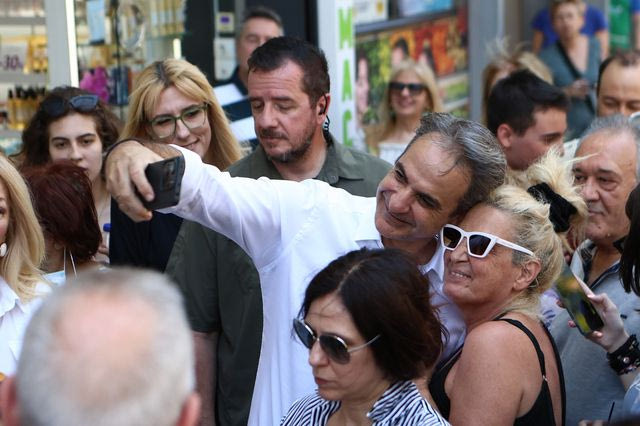 Περιοδεία Μητσοτάκη στη Νέα Σμύρνη – Έπαιξε τάβλι σε καφενείο και έβγαλε selfie