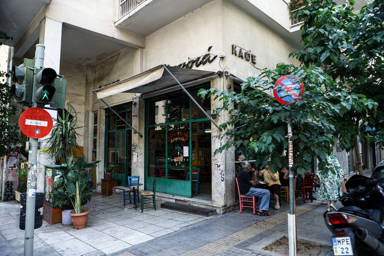 Εξάρχεια: Η ιστορική “Μουριά” νίκησε και θα παραμείνει καφενείο