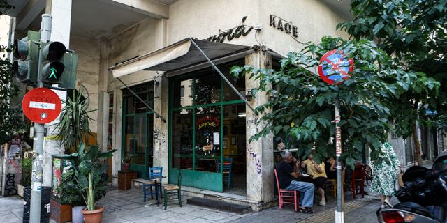 Εξάρχεια: Η ιστορική “Μουριά” νίκησε και θα παραμείνει καφενείο