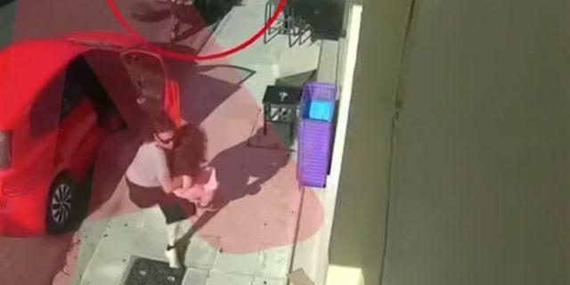 Συγκλονίζει η περιγραφή της μητέρας που έσωσε το παιδί της από την “τρελή” πορεία ΙΧ