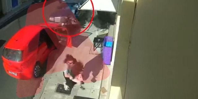Τελευταία στιγμή σώθηκαν μητέρα και παιδί από την “τρελή” πορεία ΙΧ – Συγκλονιστικό βίντεο