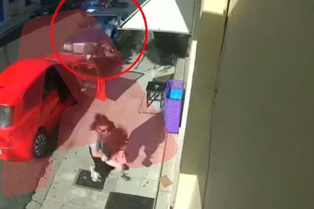 Ναύπακτος: Τελευταία στιγμή σώθηκαν μητέρα και παιδί από την “τρελή” πορεία ΙΧ – Συγκλονιστικό βίντεο