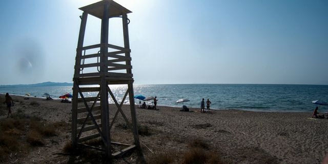 Αγώνας δρόμου για να καλυφθούν οι παραλίες με ναυαγοσώστες