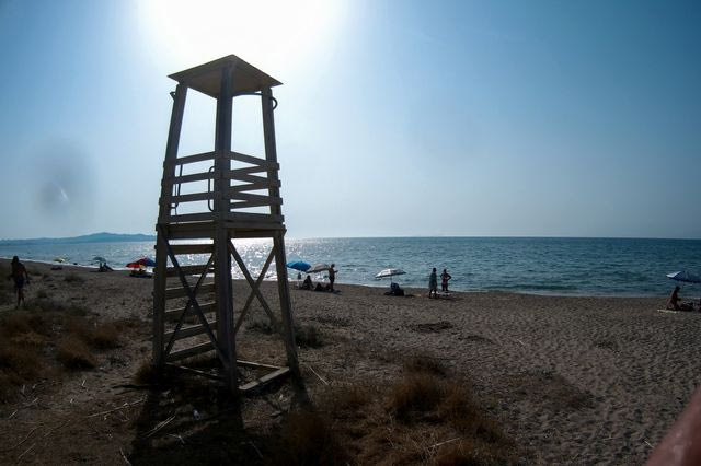 Αγώνας δρόμου για να καλυφθούν οι παραλίες με ναυαγοσώστες