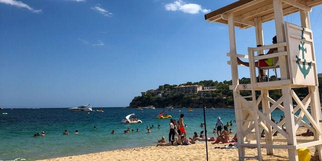 Καβάλα: Κατέρρευσαν ναυαγοσωστικοί πύργοι – Τραυματίστηκε 21χρονη