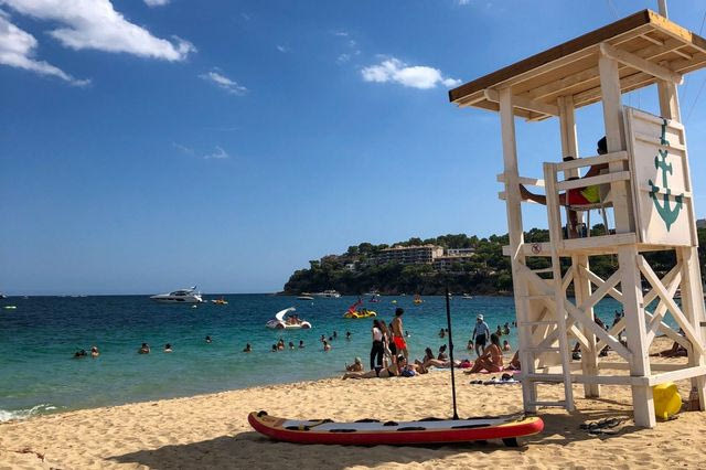 Καβάλα: Κατέρρευσαν ναυαγοσωστικοί πύργοι – Τραυματίστηκε 21χρονη