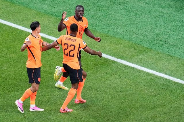 Το πλασέ του Μπρόμπεϊ για το 1-0 της Ολλανδίας απέναντι στη Σουηδία