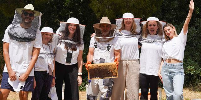 “Bee the Change”: Η team AEGEAN γιόρτασε την Παγκόσμια Ημέρα Περιβάλλοντος, αναλαμβάνοντας δράση για την προστασία των μελισσών