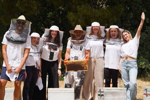 “Bee the Change”: Η team AEGEAN γιόρτασε την Παγκόσμια Ημέρα Περιβάλλοντος, αναλαμβάνοντας δράση για την προστασία των μελισσών