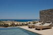 To OROSEA Paros, μέλος της Marriott Autograph Collection, μόλις άνοιξε τις πόρτες του στον λόφο της Νάουσας, με φόντο το Αιγαίο
