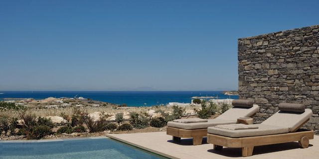 To OROSEA Paros, μέλος της Marriott Autograph Collection, μόλις άνοιξε τις πόρτες του στον λόφο της Νάουσας, με φόντο το Αιγαίο