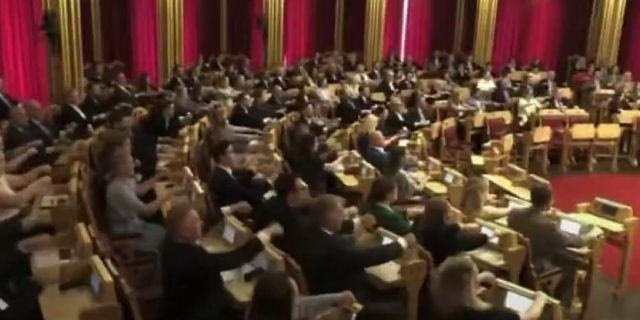 Μουντιάλ 2026: Νορβηγοί βουλευτές έκαναν κουπί σαν Βίκινγκς μετά τη νίκη επί του Ιράκ
