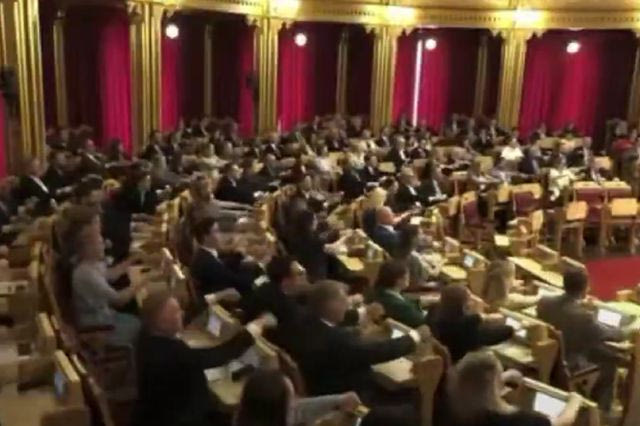 Μουντιάλ 2026: Νορβηγοί βουλευτές έκαναν κουπί σαν Βίκινγκς μετά τη νίκη επί του Ιράκ