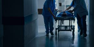 Άδειες σχολές, άδειες θέσεις: Το ΕΣΥ ξεμένει από νοσηλευτικό προσωπικό