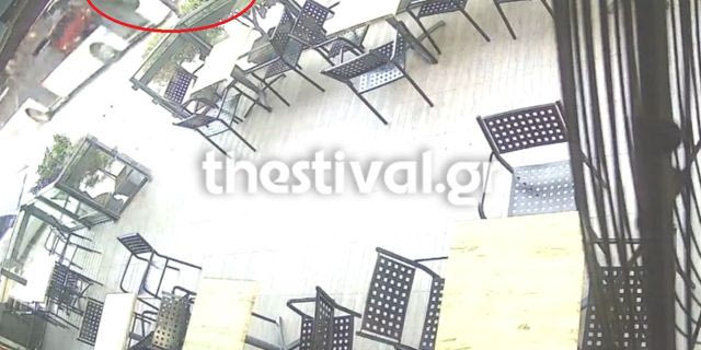 Θεσσαλονίκη: Η στιγμή που το λεωφορείο παρασέρνει την 24χρονη – Βίντεο ντοκουμέντο