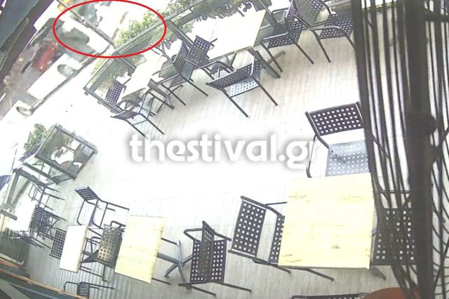 Θεσσαλονίκη: Η στιγμή που το λεωφορείο παρασέρνει την 24χρονη – Βίντεο ντοκουμέντο