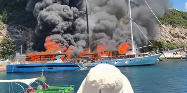 Παξοί: Μεγάλη φωτιά σε δύο τουριστικά σκάφη