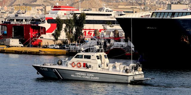 Συναγερμός στο λιμάνι του Πειραιά – Αυτοκίνητο έπεσε στη θάλασσα