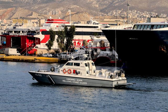 Συναγερμός στο λιμάνι του Πειραιά – Αυτοκίνητο έπεσε στη θάλασσα