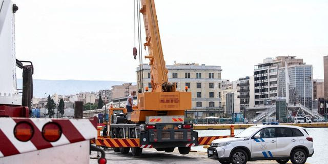 Τραγωδία στον Πειραιά: Νεκρός ο οδηγός ταξί που έπεσε στη θάλασσα
