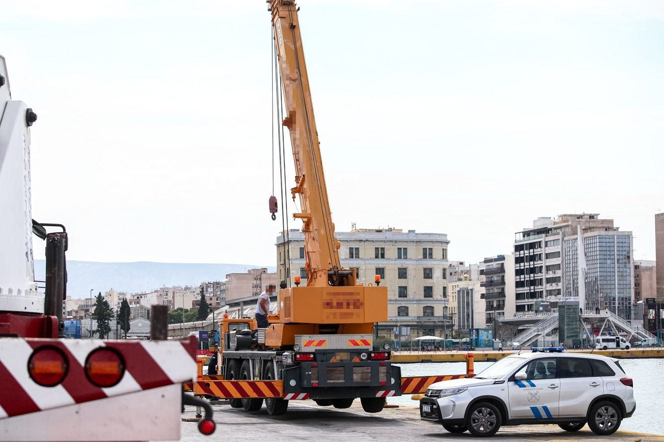 Τραγωδία στον Πειραιά: Νεκρός ο οδηγός ταξί που έπεσε στη θάλασσα