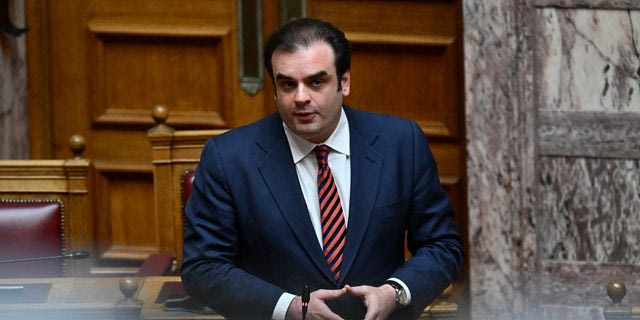 Ο Πιερρακάκης ανακοίνωσε την αύξηση του ακατάσχετου λογαριασμού στα 1.600 ευρώ