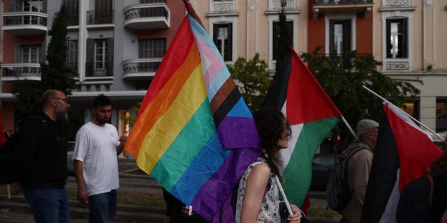 ΕΛ.Α.Σ. για Pride: “Μας αφορά κάθε ζευγάρι που φοβάται να περπατήσει χέρι-χέρι στον δρόμο”