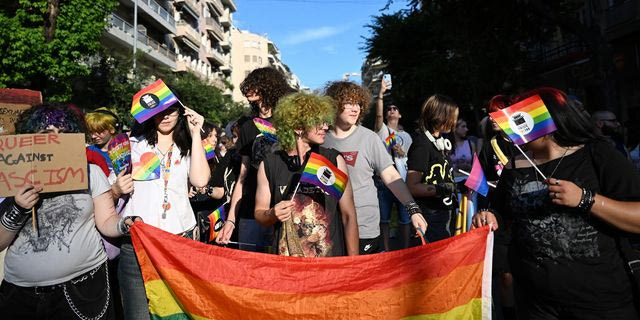 Θεσσαλονίκη: Ιερέας ξάπλωσε στον δρόμο για να διακόψει την πορεία του Pride – Φώναζε “Μετανοείτε”