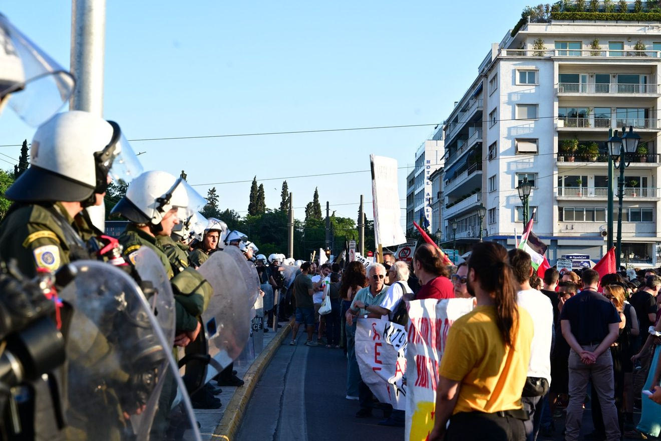Προσφυγικά: Πλήθος κόσμου στο Σύνταγμα – “Ή θα νικήσουμε ή θα νικήσουμε”
