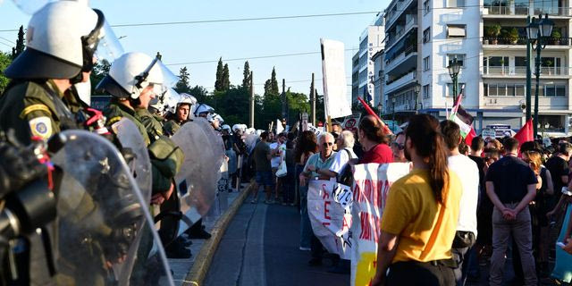 Προσφυγικά: Πλήθος κόσμου στο Σύνταγμα – “Ή θα νικήσουμε ή θα νικήσουμε”