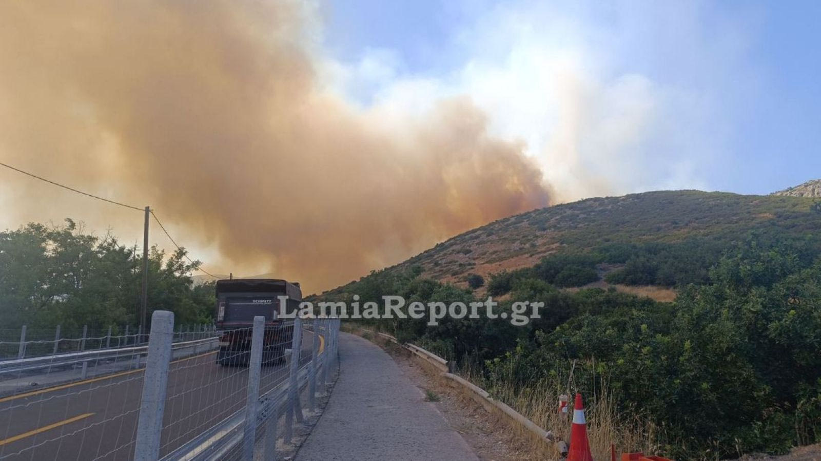 Φωτιά στο Ακραίφνιο Βοιωτίας: Ενισχύθηκαν οι δυνάμεις - Κλειστή η Εθνική Οδός Αθηνών-Λαμίας