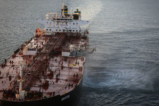 Βρετανοί πεζοναύτες έκαναν ρεσάλτο σε τάνκερ του ρωσικού “σκιώδους στόλου” – Βίντεο