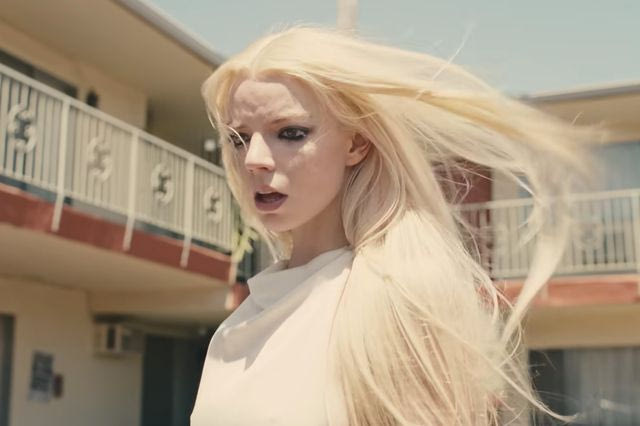 Και κάπως έτσι η Anya Taylor-Joy έπαιξε τη ζηλιάρα σε βίντεο των Rolling Stones